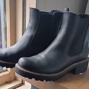 Universal Thread Black Chelsea Ankle Boots with Lug Sole
